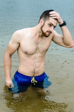  yakışıklı adam gölde poz