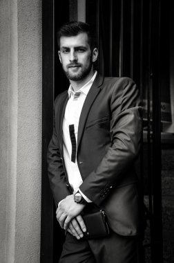 Yakışıklı erkek ceketi