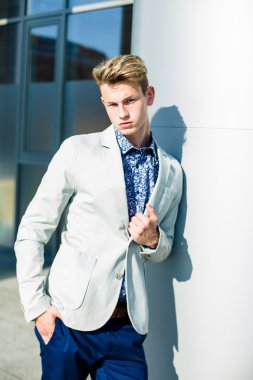 yakışıklı delikanlı