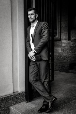 Yakışıklı erkek ceketi