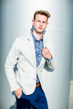 Yakışıklı erkek ceketi 