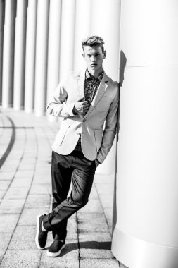 yakışıklı delikanlı