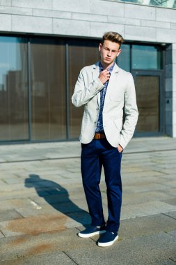 yakışıklı delikanlı