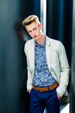 yakışıklı delikanlı