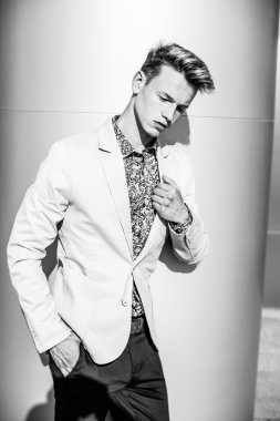 Yakışıklı erkek ceketi 