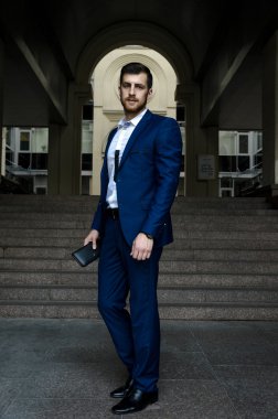 Yakışıklı erkek ceketi