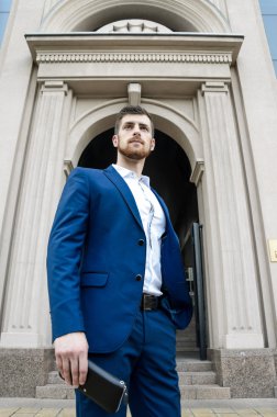 Yakışıklı erkek ceketi