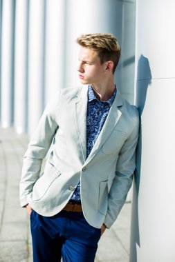 yakışıklı delikanlı