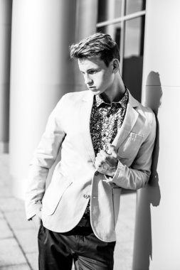 yakışıklı delikanlı