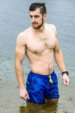  yakışıklı adam gölde poz