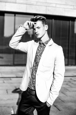 yakışıklı delikanlı