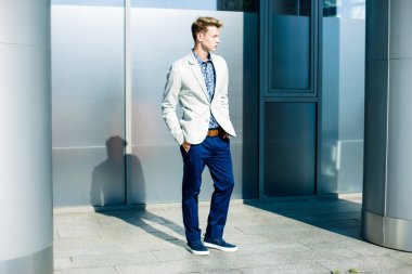 yakışıklı delikanlı