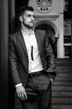 Yakışıklı erkek ceketi