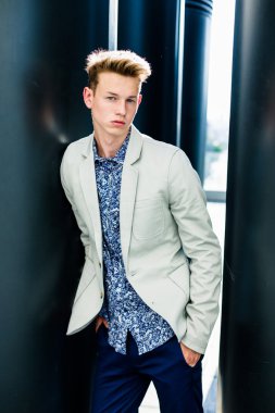 yakışıklı delikanlı