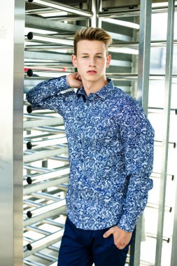 yakışıklı delikanlı