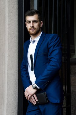 Yakışıklı erkek ceketi