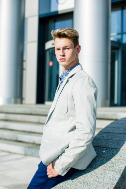 yakışıklı delikanlı