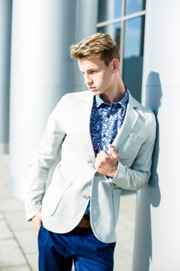 yakışıklı delikanlı