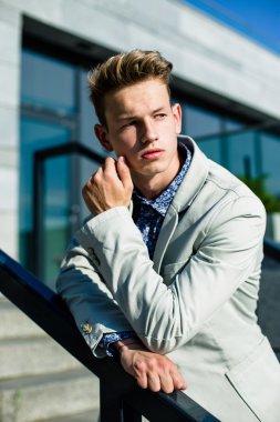 yakışıklı delikanlı