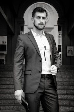 Yakışıklı erkek ceketi