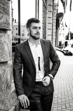 Yakışıklı erkek ceketi