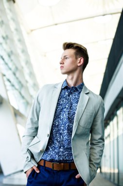 yakışıklı delikanlı