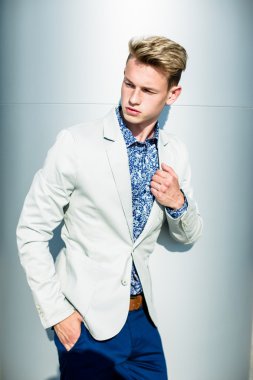 Yakışıklı erkek ceketi 