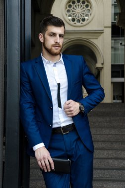 Yakışıklı erkek ceketi