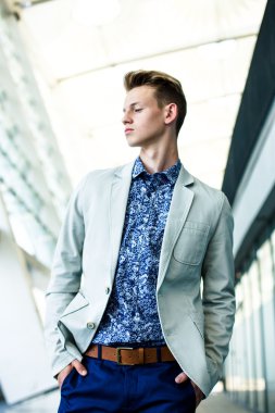 yakışıklı delikanlı