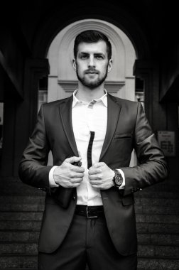 Yakışıklı erkek ceketi