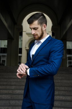 Yakışıklı erkek ceketi