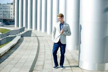 yakışıklı delikanlı