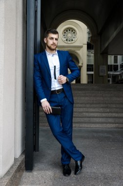 Yakışıklı erkek ceketi