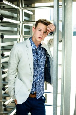 yakışıklı delikanlı