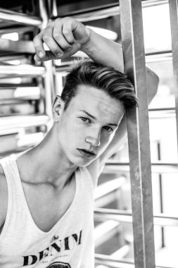 yakışıklı delikanlı