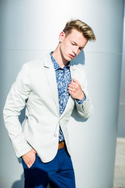 Yakışıklı erkek ceketi 