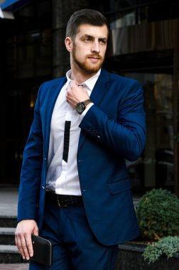 Yakışıklı erkek ceketi