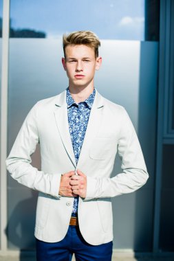 yakışıklı delikanlı