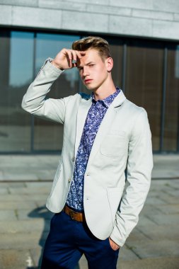 yakışıklı delikanlı