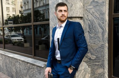 Yakışıklı erkek ceketi