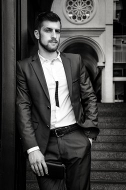 Yakışıklı erkek ceketi