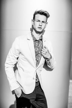 Yakışıklı erkek ceketi 