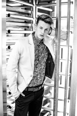 yakışıklı delikanlı