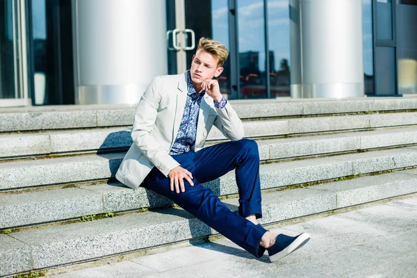 Junger schöner Mann — Stockfoto