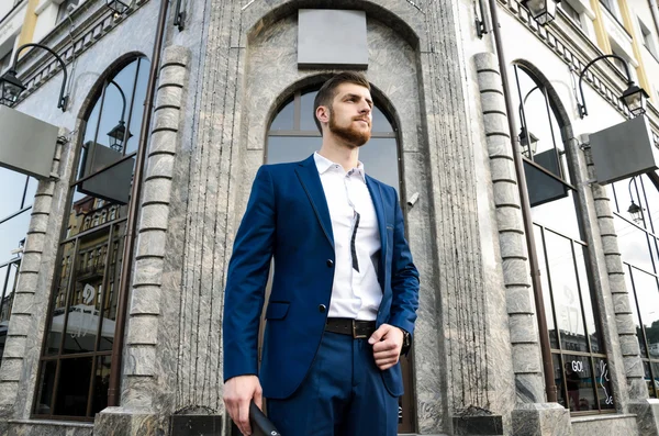 Hombre guapo en la chaqueta —  Fotos de Stock