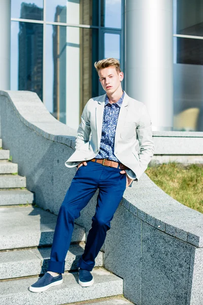 yakışıklı delikanlı