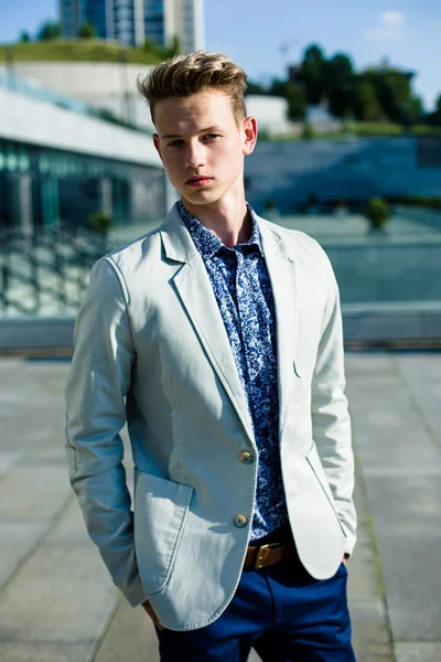 yakışıklı delikanlı