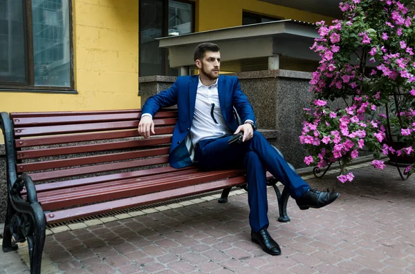 Hombre guapo en la chaqueta —  Fotos de Stock