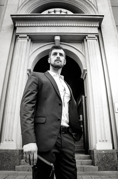 Yakışıklı erkek ceketi