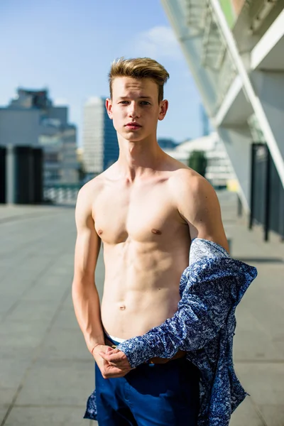 Shirtless sexy muscolare giovane uomo — Foto Stock